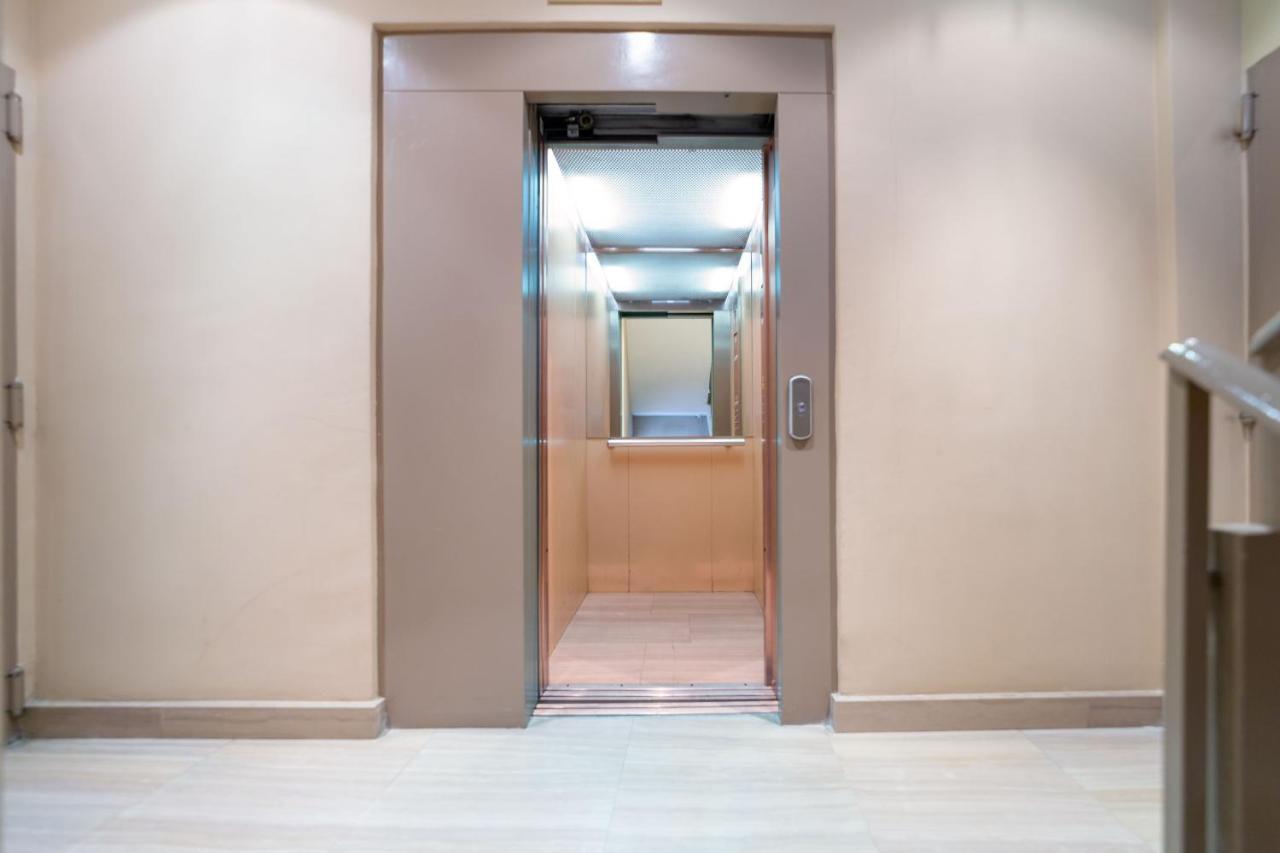 Apartamentos Gran Via Madrid Exteriör bild