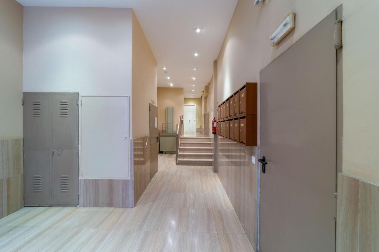 Apartamentos Gran Via Madrid Exteriör bild